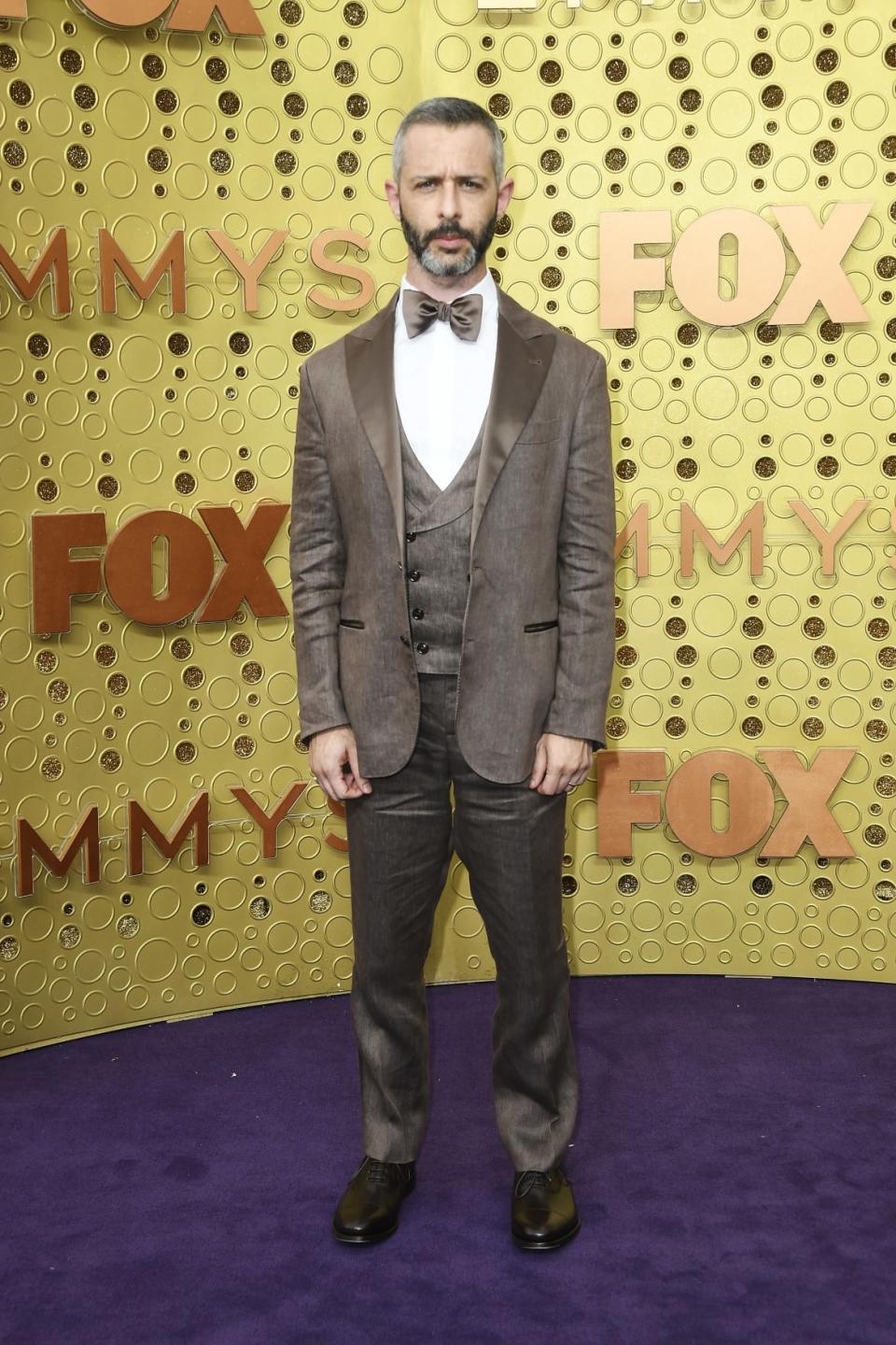 <div class="inline-image__caption"><p><em>Succession</em> star steals the red carpet in this sexy-nerdy-weird suit for which we have much love.</p></div> <div class="inline-image__credit">Frazer Harrison/Getty</div>