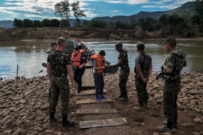 Militares recogen chalecos salvavidas de personas que cruzaron una pasarela flotante sobre el río Forqueta entre los municipios de Marques de Souza y Travesseiro en Rio Grande do Sul, Brasil, el 21 de mayo de 2024 (Nelson ALMEIDA)
