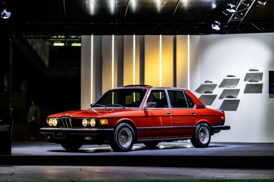 BMW以1972年登場的首款5系列，奠定世上最成功的Business Sedan中大型豪華房車地位，承襲過往歷代5系列的成功經驗，持續創造並挑戰，為全新世代BMW 5系列寫下傲視級距的傳奇篇章