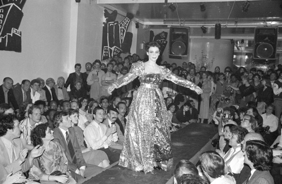 Not to Keith’s taste: an unidentified woman models a dress made from an aluminum foil-like material during a ‘garbage’ fashion show in New York, May 14, 1983. (Credit: Allan Tannenbaum via Getty Images)