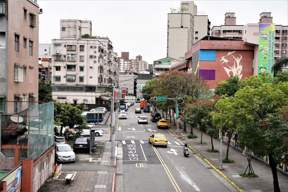 台北市文山區忠順一街 實驗國小一帶商圈照 。圖/台灣房屋提供