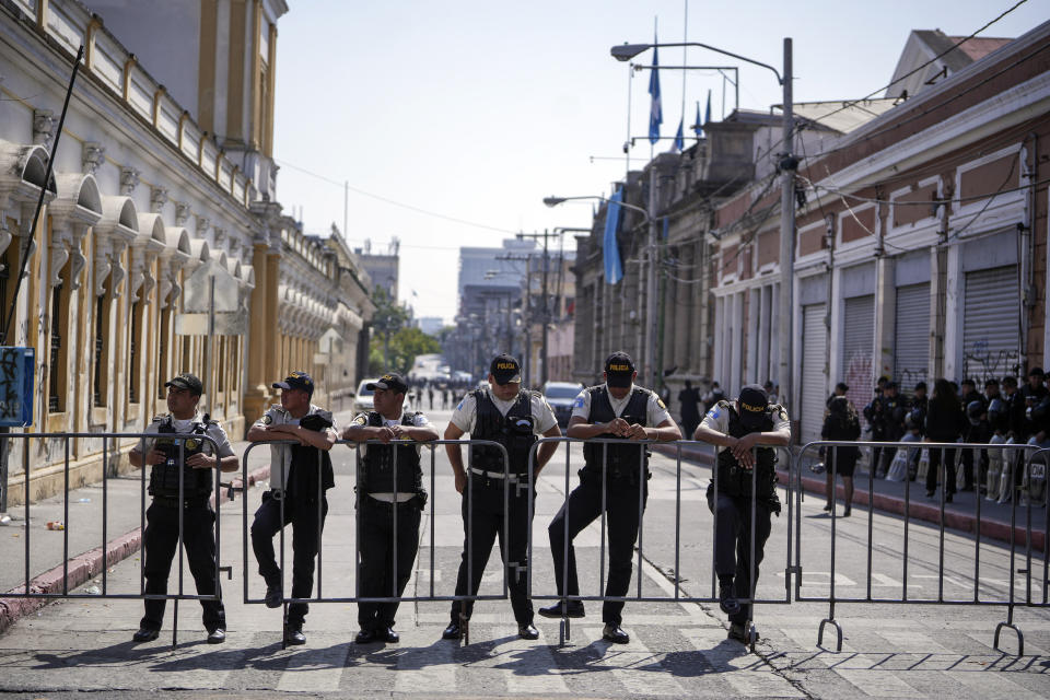 La policía custodia el entorno del Congreso, mientras se retrasa el inicio de la sesión de los nuevos legisladores previa a la investidura de Arévalo, a las afueras del Congreso, en Ciudad de Guatemala, el domingo 14 de enero de 2024. (AP Foto/Santiago Billy)