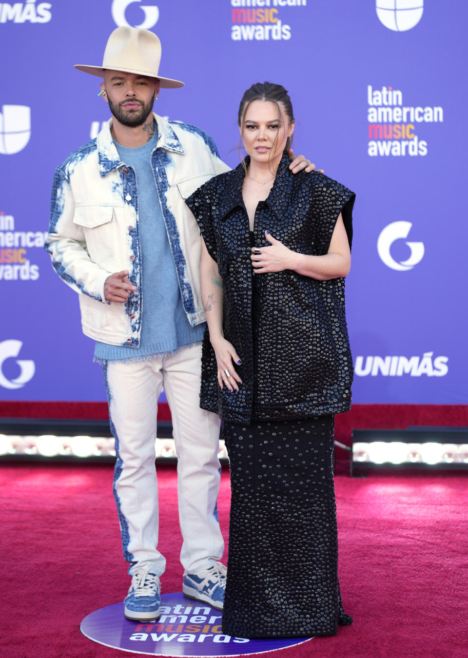 Jesse Huerta, izquierda, y Joy Huerta de Jesse & Joy llegan a los Latin American Music Awards el jueves 20 de abril de 2023 en la arena MGM Grand Garden en Las Vegas. (Foto AP/John Locher)