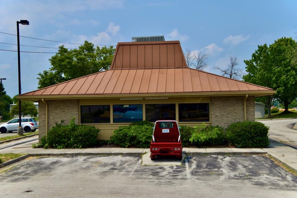 1996 Daihatsu Midget II on the wheelchair ramp of a defunct Pizza Hut 