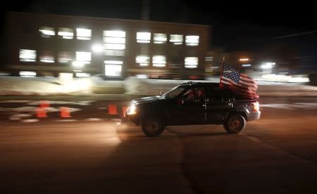 A vehicle drives pass the Harney County Court House during the "Stand Your Ground" rally opposed to the shooting death of Robert "LaVoy" Finicum organized by the Pacific Patriots Network in Burns, Oregon January 30, 2016. REUTERS/Jim Urquhart