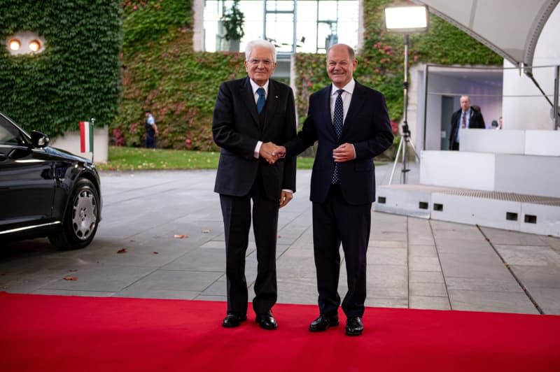 German Chancellor Olaf Scholz (R) welcomes Sergio Mattarella (L), President of Italy, during his visit to the Federal Chancellery. Fabian Sommer/dpa