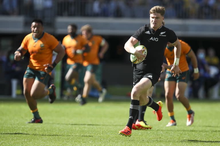 Jordie Barrett corre rumbo al in-goal australiano para anotar uno de los tries de Nueva Zelanda frente a Australia en la segunda fecha del Rugby Championship, en Perth