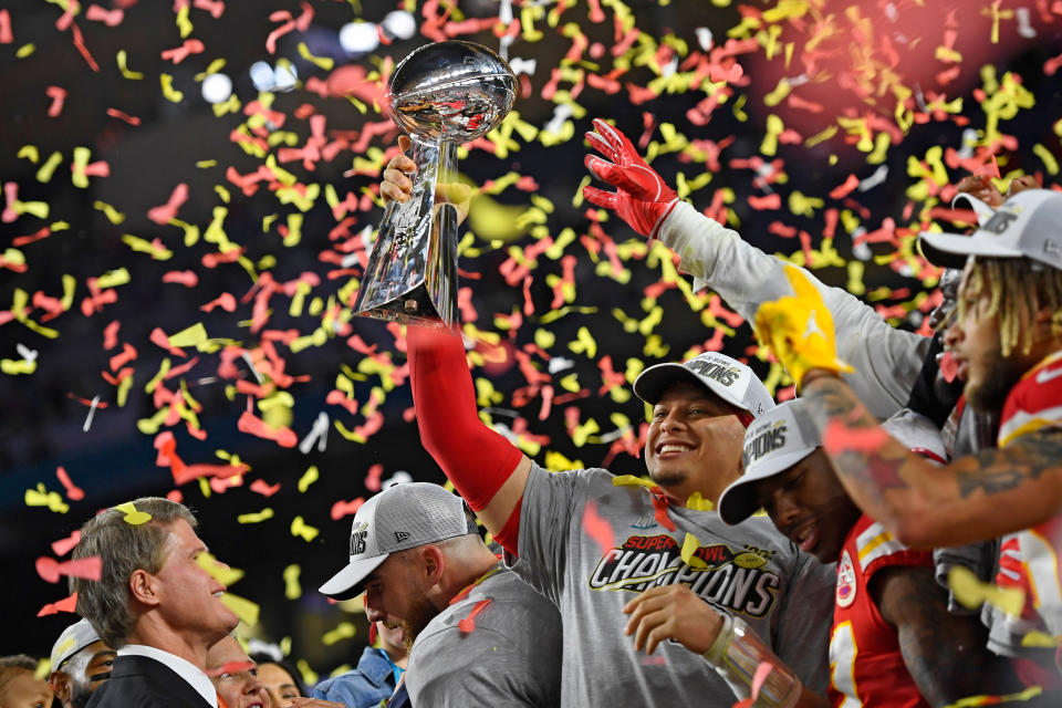 Patrick Mahomes feiert mit der Super-Bowl-Trophäe