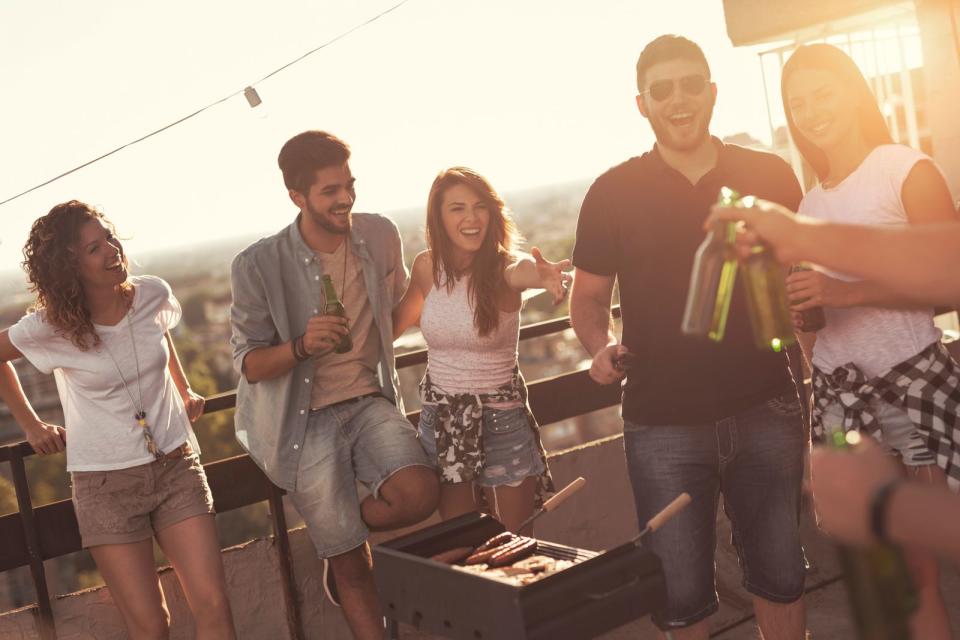 Nicht jeder hat das Glück, einen eigenen Garten zu besitzen oder in der Nähe eines Parks mit ausgewiesenen Grillplätzen zu wohnen. Doch wie sieht es mit dem Grillen auf dem Balkon aus - ist das überhaupt erlaubt? Was müssen Sie beachten?