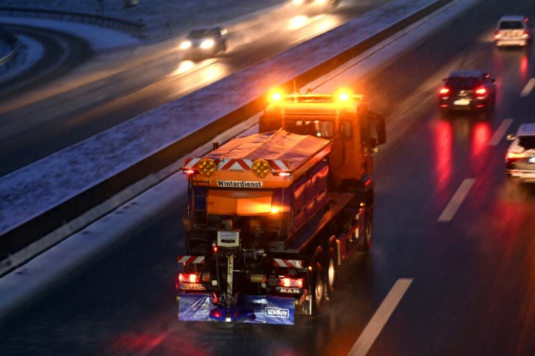 Ein Wintereinbruch mit starken Schneefällen hat am Sonntag in Teilen Deutschlands zu Verkehrsbehinderungen geführt. Bei Kassel in Nordhessen war nach Angaben der Polizei die Autobahn 7 in Fahrtrichtung Norden für vier Stunden gesperrt. (Ina FASSBENDER)