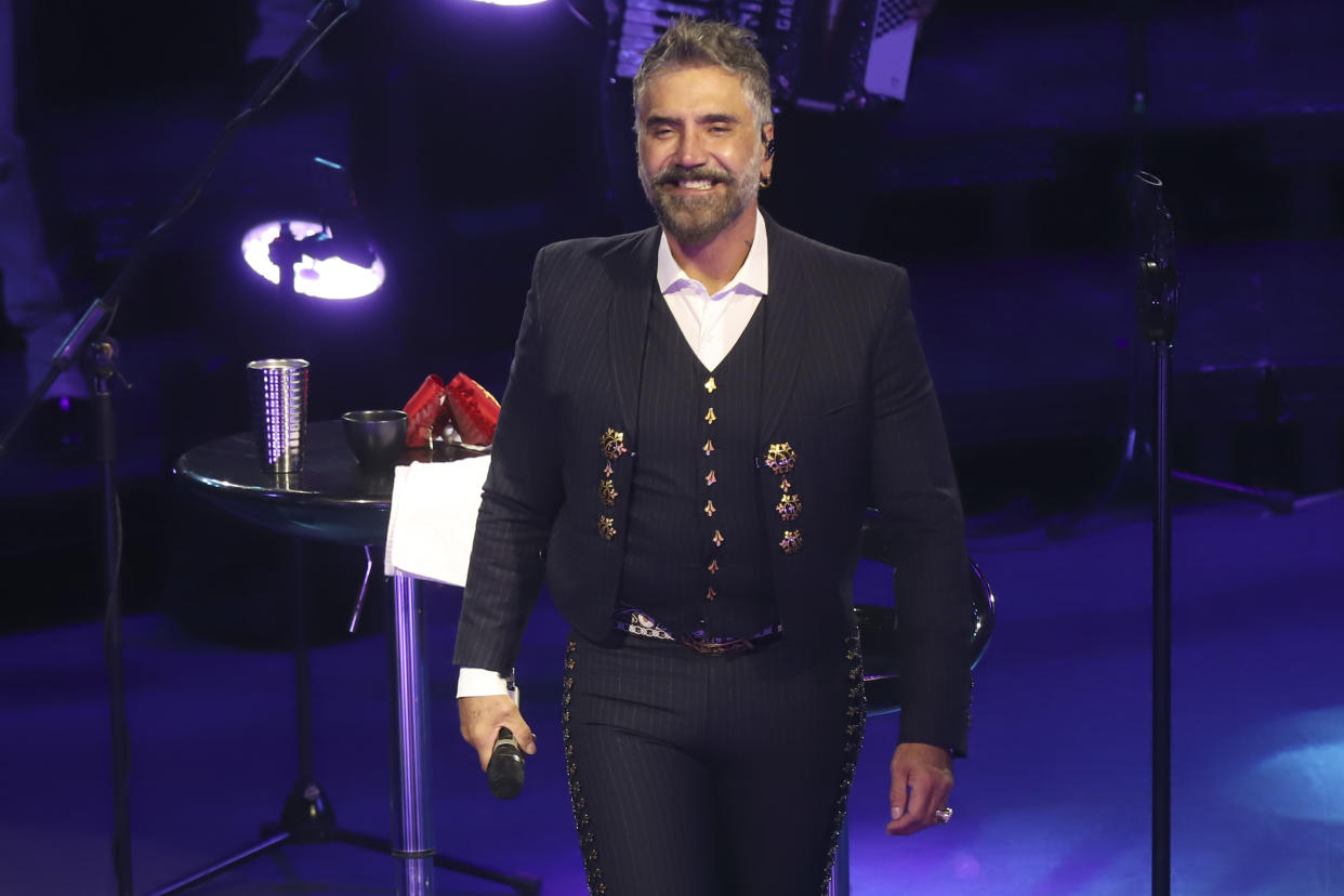 Alejandro Fernández en el escenario del Auditorio Nacional en la Ciudad de México en 2021(Medios y Media/Getty Images)