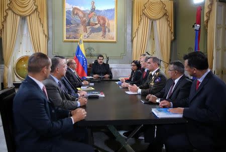 El presidente venezolano (C), Nicolás Maduro, participa de una reunión con ministros y otras autoridades en el Palacio de Miraflores en Caracas, Venezuela 1 de abril del 2017. Palacio de Miraflores/Handout via REUTERS