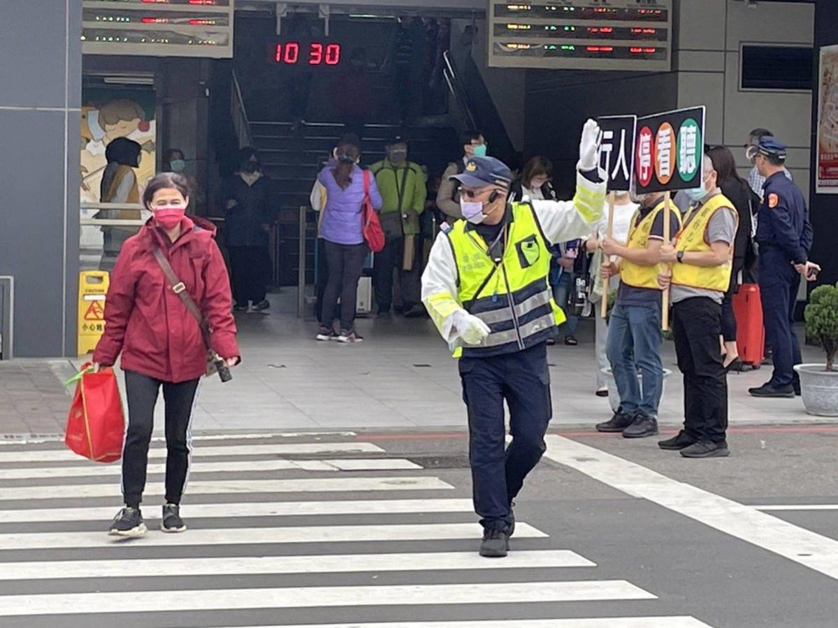 Re: [新聞] 彰化行人車禍！3姊弟過馬路遭休旅車