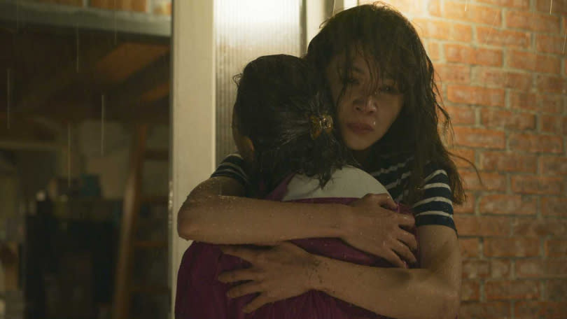 謝盈萱飾演的陳嘉玲在雨中擁抱撫慰母親于子育。（圖／華視、CATCHPLAY提供）