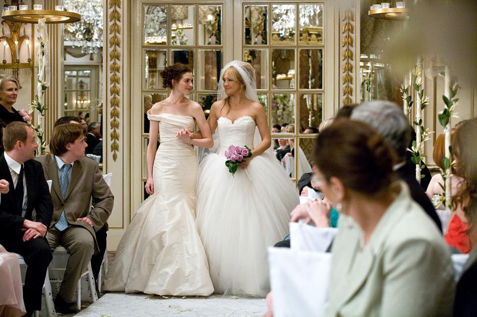 Anne Hathaway and Kate Hudson in Bride Wars