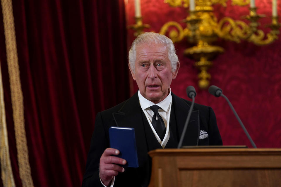 Le roi Charles III lors du Conseil d'adhésion au Palais St James, à Londres, où le roi Charles III est officiellement proclamé monarque.  Charles devient automatiquement roi à la mort de sa mère, mais le Conseil d'accession, auquel participent des conseillers privés, confirme son rôle.  Date de la photo : samedi 10 septembre 2022.