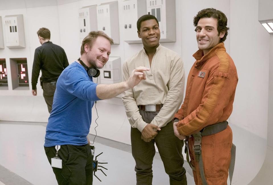 <p>Regisseur Rian Johnson hat am Set von “Star Wars: Die letzten Jedi” Spaß mit den Darstellern Oscar Isaac und John Boyega. Der US-Filmemacher hatte seinen Durchbruch mit der Tragikomödie “Brothers Bloom”. Gelobt wurde er auch für seine Regieleistung beim Sci-Fi-Spektakel “Looper”. (Bild: ddp/INTERTOPICS/LMKMEDIA Ltd.) </p>