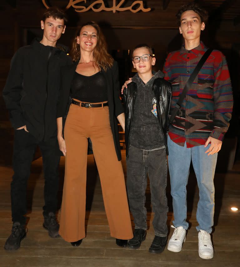 Catarina Spinetta junto a sus hijos Benicio Justino y Ángelo