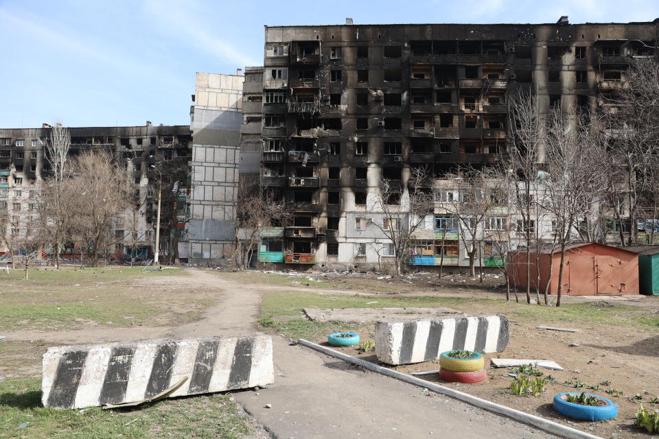 MARIUPOL, UKRAINE - MARCH 29: A view of damaged buildings and vehicles after shelling in the Ukrainian city of Mariupol under the control of Russian military and pro-Russian separatists, on March 29, 2022. (Photo by Leon Klein/Anadolu Agency via Getty Images)