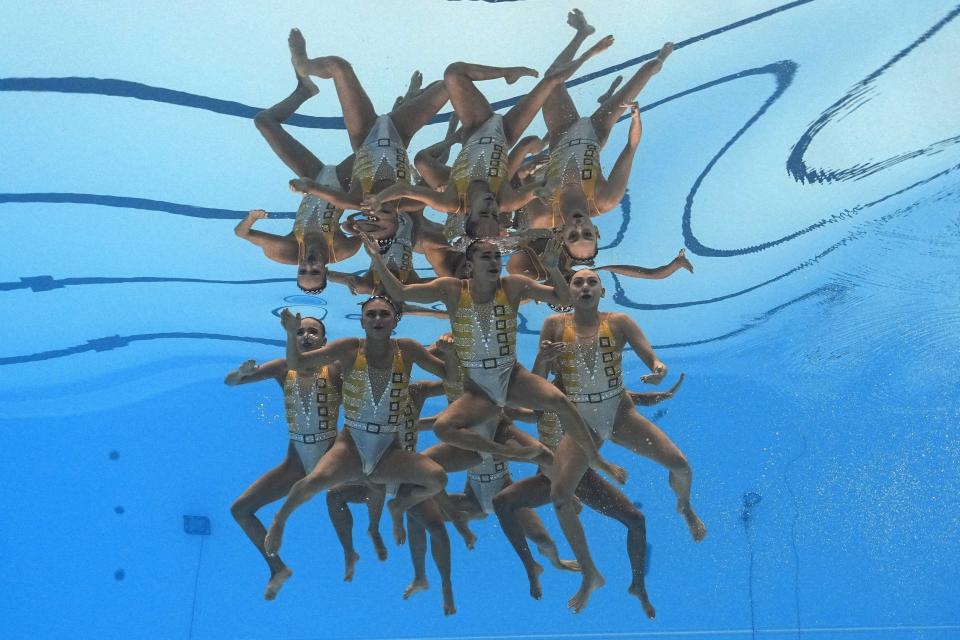 ARCHIVO - El equipo de natación artística de México compite en el Mundial de Natación en Fukuoka, Japón, el 18 de julio de 2023. El equipo competirá en los Juegos Panamericanos de Chile. (AP Foto/David J. Phillip)