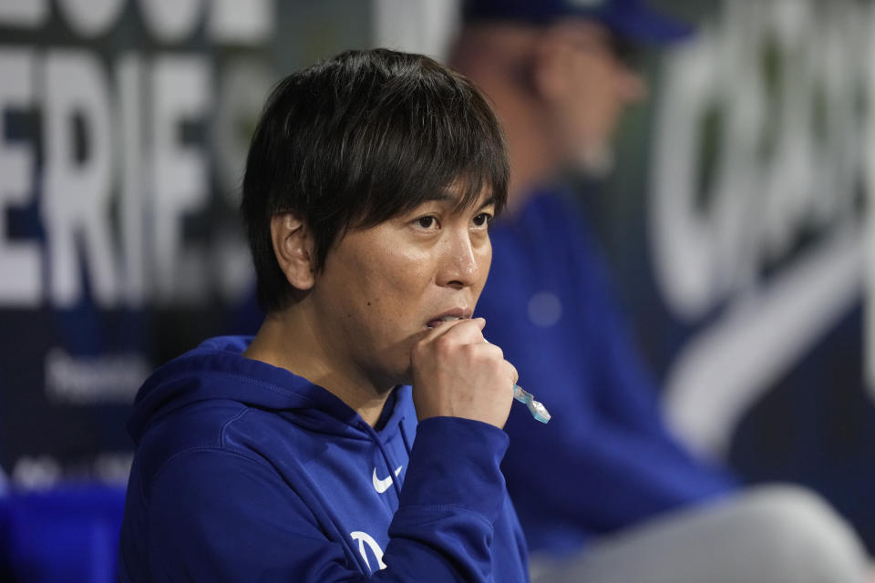 Ippei Mizuhara, intérprete del bateador designado de los Dodgers de Los Ángeles Shohei Ohtani observa desde el banquillo durante el juego del día inaugural ante los Padres de San Diego, en el Gocheok Sky Dome en Seúl, Corea del Sur, el miércoles 20 de marzo de 2024. (AP Foto/Lee Jin-man)