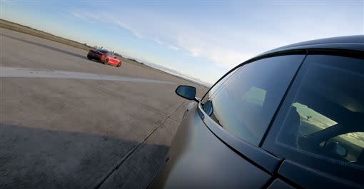 但過沒多久Tesla Model S P100D(右)就只能看著對手的車尾燈輸掉比賽了。（圖／翻攝網路）