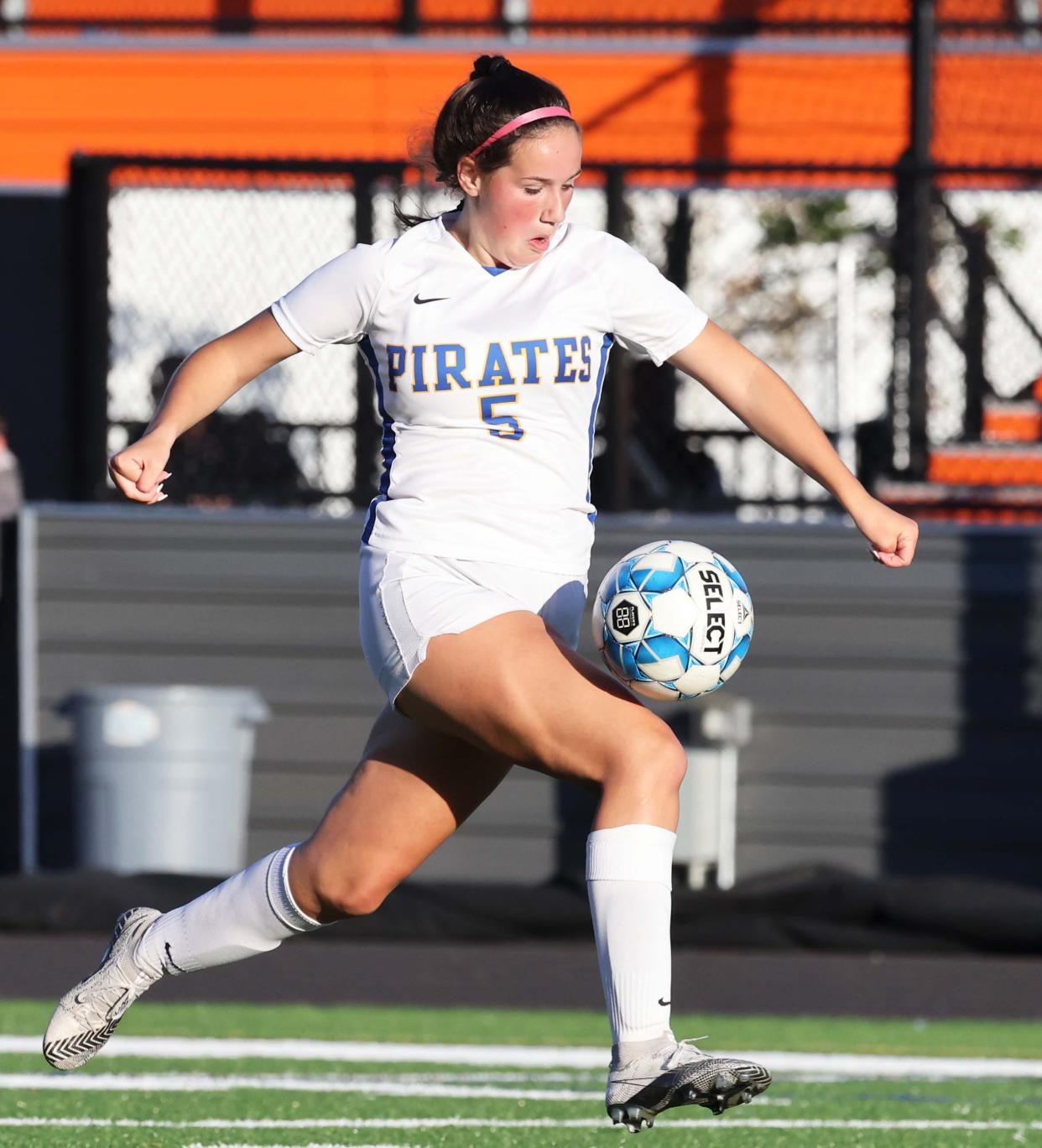 Hull's Elly Thomas dribbles the ball during a game versus Middleboro on Thursday, Oct. 06, 2022. 