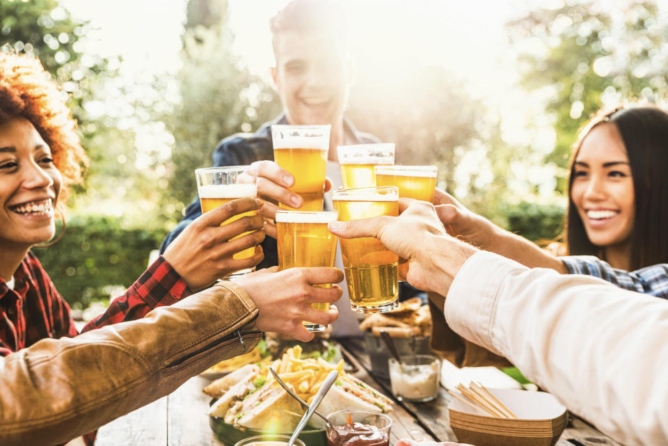 Biertrinken ist im Sommer draußen besonders schön - leider auch für die Mücken. (Foto: Getty Images)