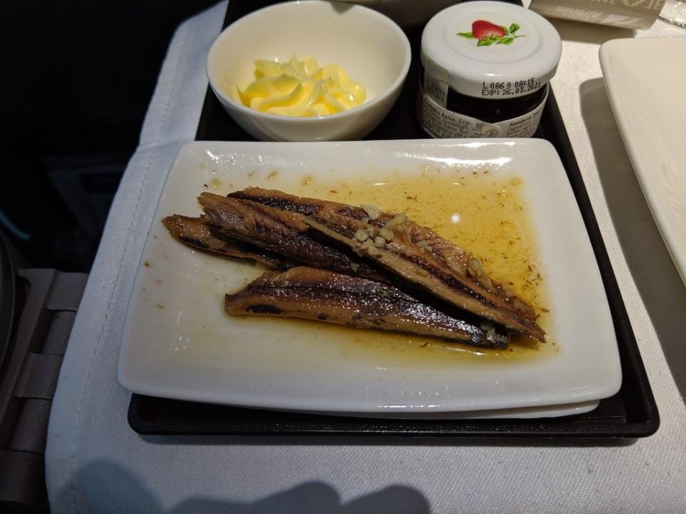 主食用到一半，空服員端著好幾盤食物，逐位跟客人詢問。這是＂Gourmet Tuyo and Bangus in Olive Oil＂。＂Gourmet Tuyo＂是菲律賓鹹魚乾 ，Bangus則是虱目魚的另一稱呼，基本上就是油漬魚乾，味道非常重，我只各吃一口就放棄了，如果是搭配輕食的雞肉粥，應該會比較好