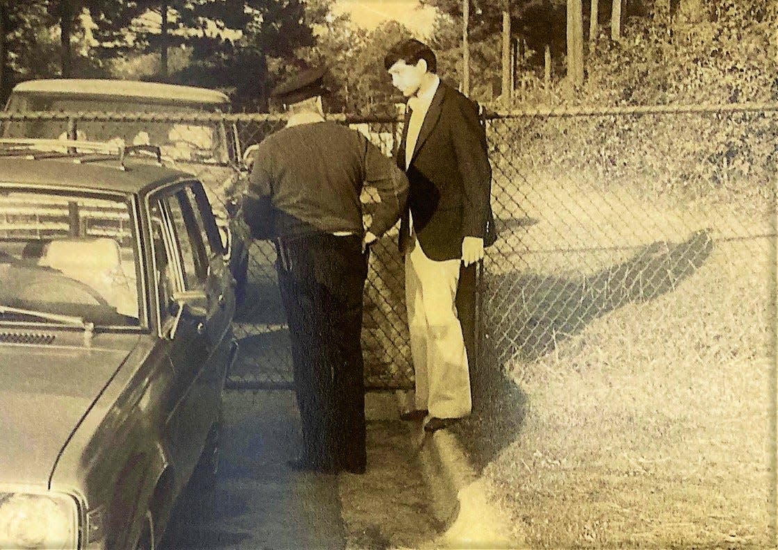Agent Mike Seigler (right), of the Georgia Bureau of Investigation, talks to security at West Lake Country Club on Oct. 6, 1978.