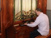 Organist Ludolf Heikens bedient im Organeum in Weener die Kabinett-Orgel aus Emden aus dem Jahr 1790. Foto: Bernd Meier