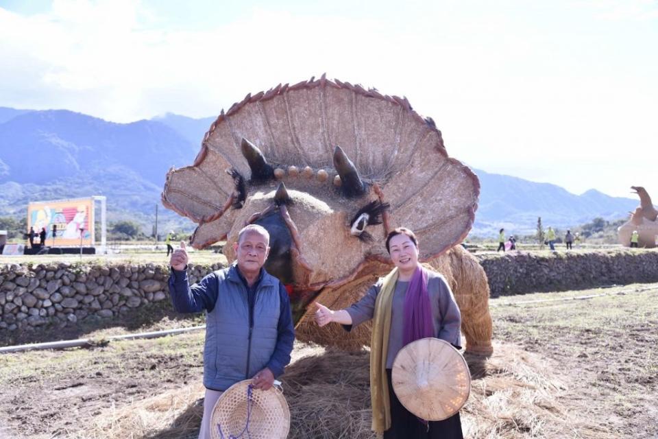 富里鄉第三屆稻草藝術季「開猩遊樂園-來稻侏羅紀」開幕，運用廢棄稻稈、竹子及漂流木打造各種恐龍。(記者林有清攝)