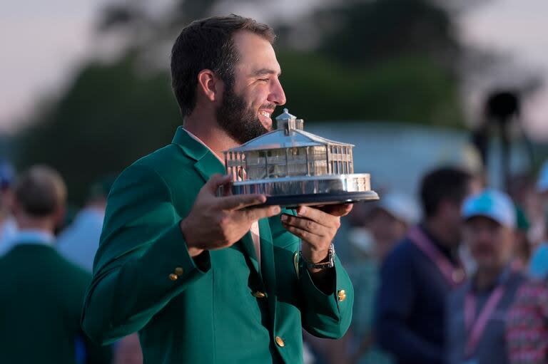 Scottie Scheffler sostiene el trofeo del Masters en Augusta National; ganó el major en dos de los últimos tres años