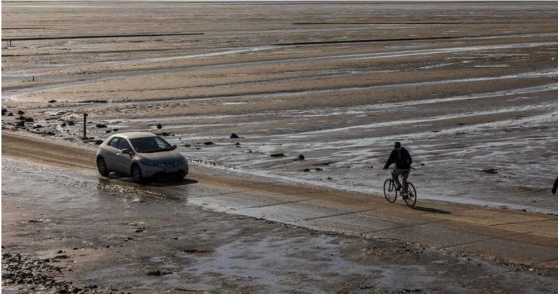 如果想開車從上面經過，只有趕在道路兩邊的潮水沒有上漲前的幾個小時或者是海水退潮之後。（圖／達志／美聯社，下同）