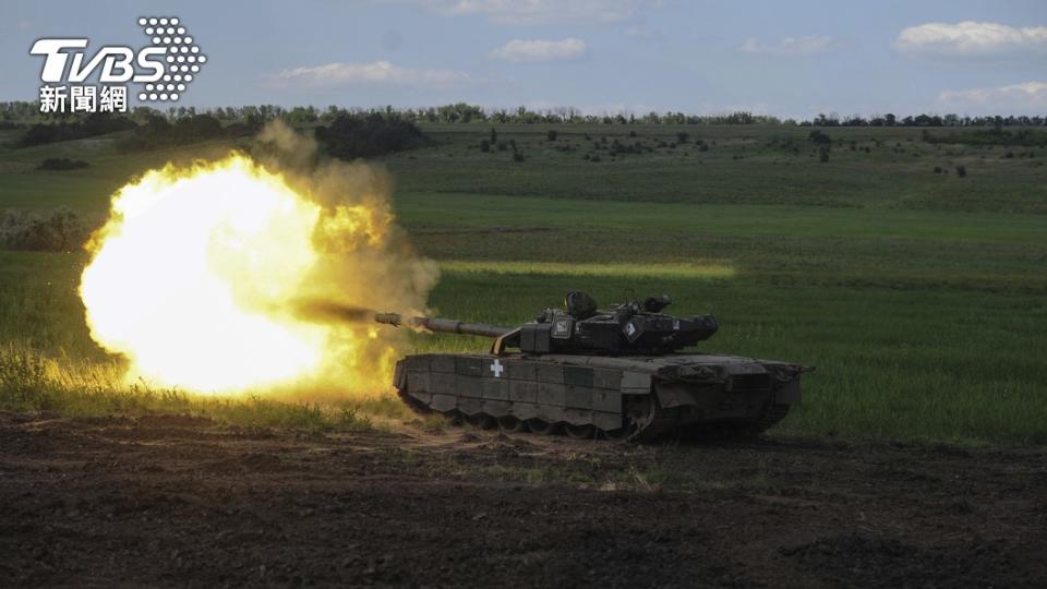 2023年6月7日，一輛烏克蘭坦克在東部城鎮查西夫雅爾開火，該地為烏軍與俄羅斯軍隊激戰的地點。（圖／達志影像美聯社）