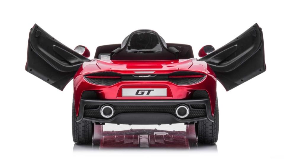 McLaren GT Ride-On像真車一樣配置兩片向上開啟車門，踩踏油門更換會傳來迷人的引擎聲浪！(圖片來源/ McLaren)