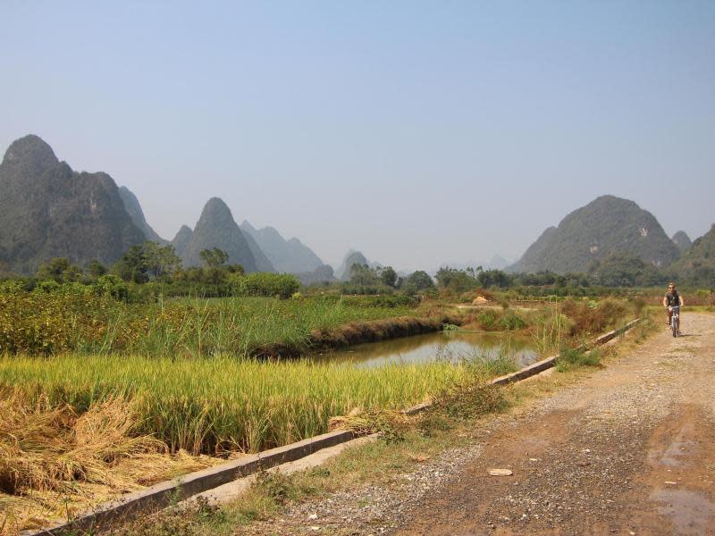 Weitläufig und überaus pittoresk ist die Landschaft entlang der Flüsse Li Jiang und Yulong. Wer mit dem Rad unterwegs ist, hat Zeit zum Staunen. Foto: Alexandra Frank