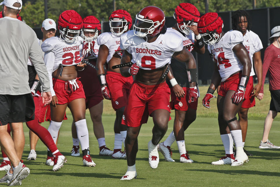 Oklahoma linebacker Kenneth Murray warms up during an NCAA college football practice in Norman, Okla., Monday, Aug. 5, 2019. (AP Photo/Sue Ogrocki)