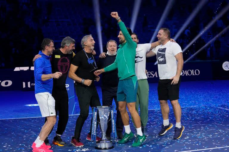 Novak Djokovic celebrando el título del Masters, en Turín, junto con los integrantes de su equipo, entre ellos el coach Goran Ivanisevic