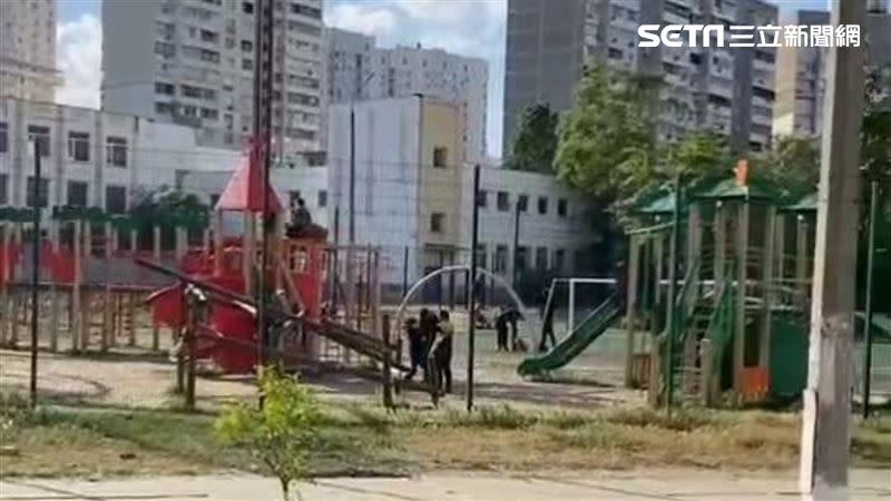 基輔附近城市小公園，小孩們開心玩耍。（圖／裴凡強授權提供）