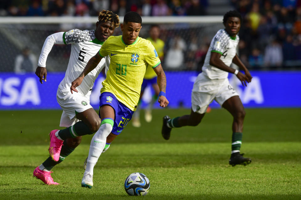 Brazil's Savio regatea con el balón frente a Abel Ogwuche de Nigeria en el encuentro del Grupo D del Mundial Sub-20 en La Plata, Argentina el sábado 27 de mayo del 2023. (AP Foto/Gustavo Garello)