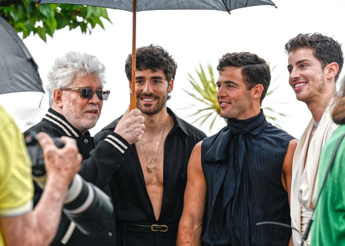 Pedro Almodóvar y su elenco de actores en Cannes