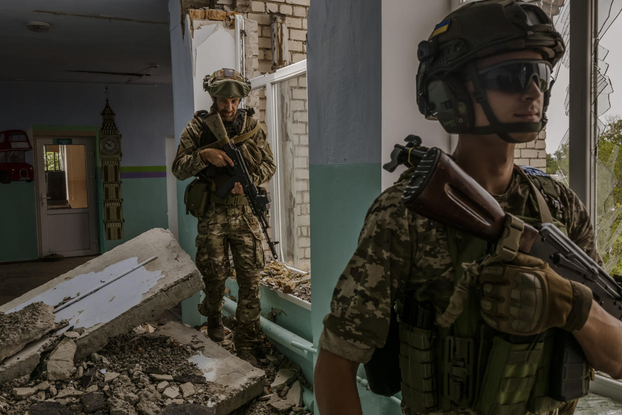 Una brigada ucraniana disparando contra el avance de la infantería rusa en la provincia de Donetsk este mes. (David Guttenfelder/The New York Times)