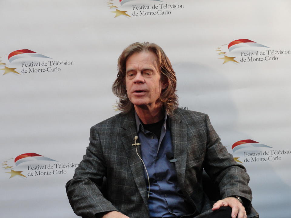 Petite galerie de portrait d’acteurs, en pleine discussion : William H. Macy, vedette de la version américaine de la série britannique « Shameless »… et mari de Felicity Huffman !