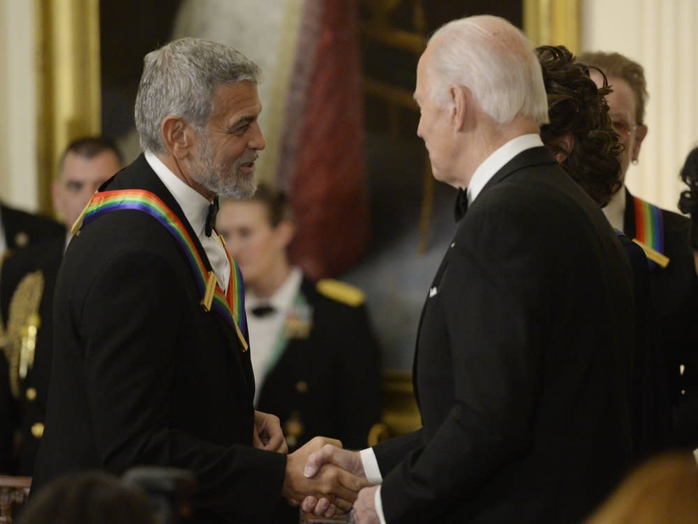 George Clooney und Joe Biden im Dezember 2022 im Weißen Haus in Washington. (Bild: IMAGO/UPI Photo)