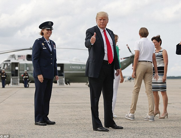 Antes de abordar el Air Force One el presidente Trump deja su agradecimiento ante las cámaras. Cortesía: AP.