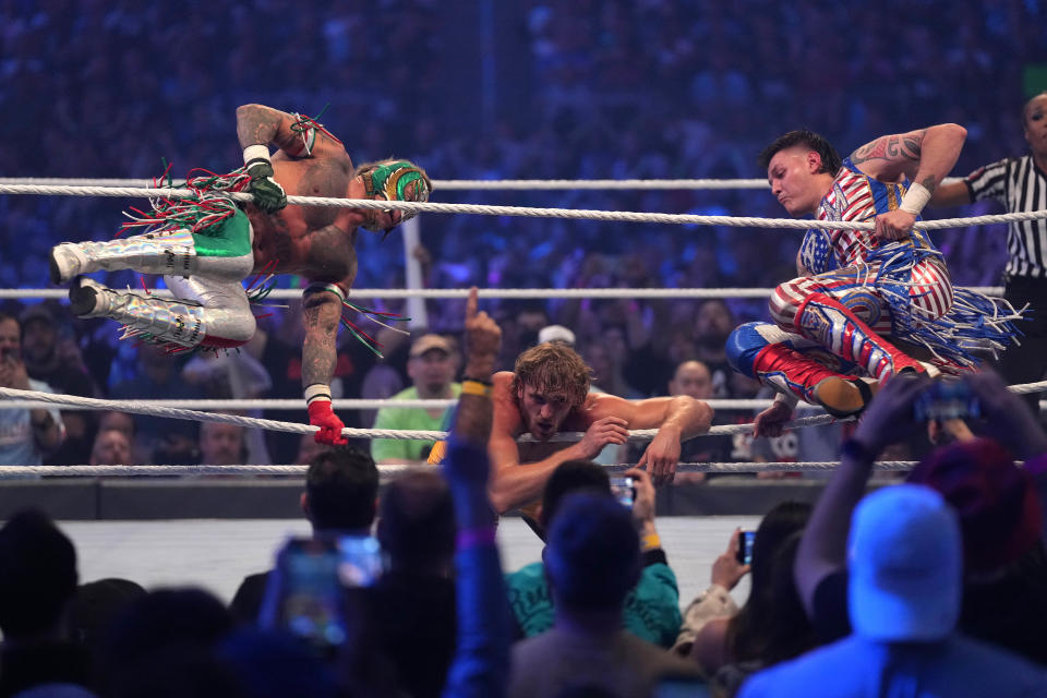 Rey y Dominik Mysterio aplican un 619 al influencer Logan Paul. (Joe Camporeale-USA TODAY Sports)