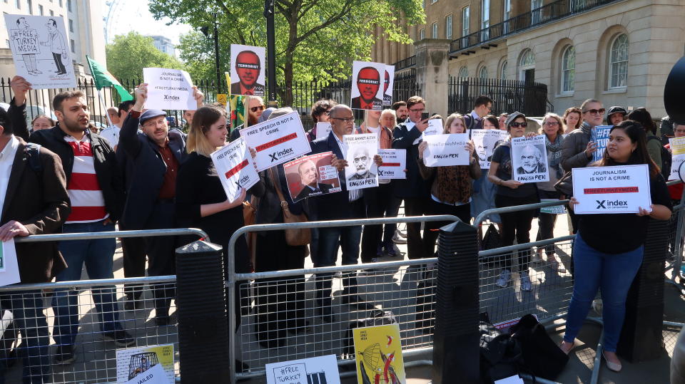 Demonstranten protestieren vor Downing Street 10 gegen die Verfolgung der Presse in der Türkei (Bild: Tobias Huch)