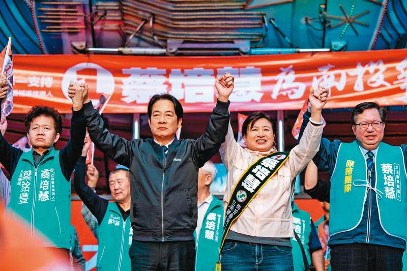 南投立委補選是賴清德（左）接任民進黨主席之後的首場選戰，賴賣力替候選人蔡培慧（右）站台。（翻攝賴清德臉書）