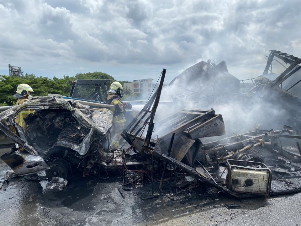 台南市學甲區台84兩大車事故釀火燒車，現場濃煙直竄，工程車燒成廢鐵。（圖：消防局提供）